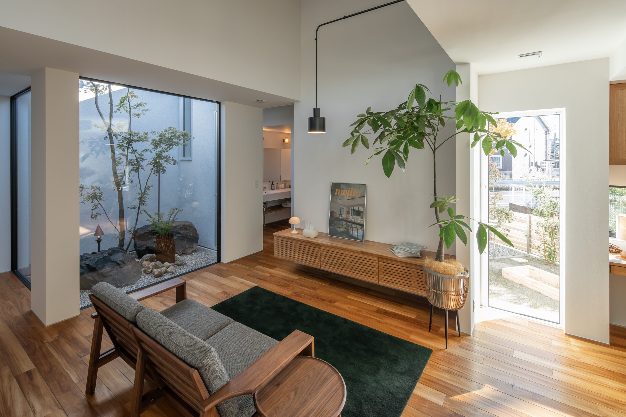 庭とつながるリビングと造作テレビボード 滋賀の平屋住宅