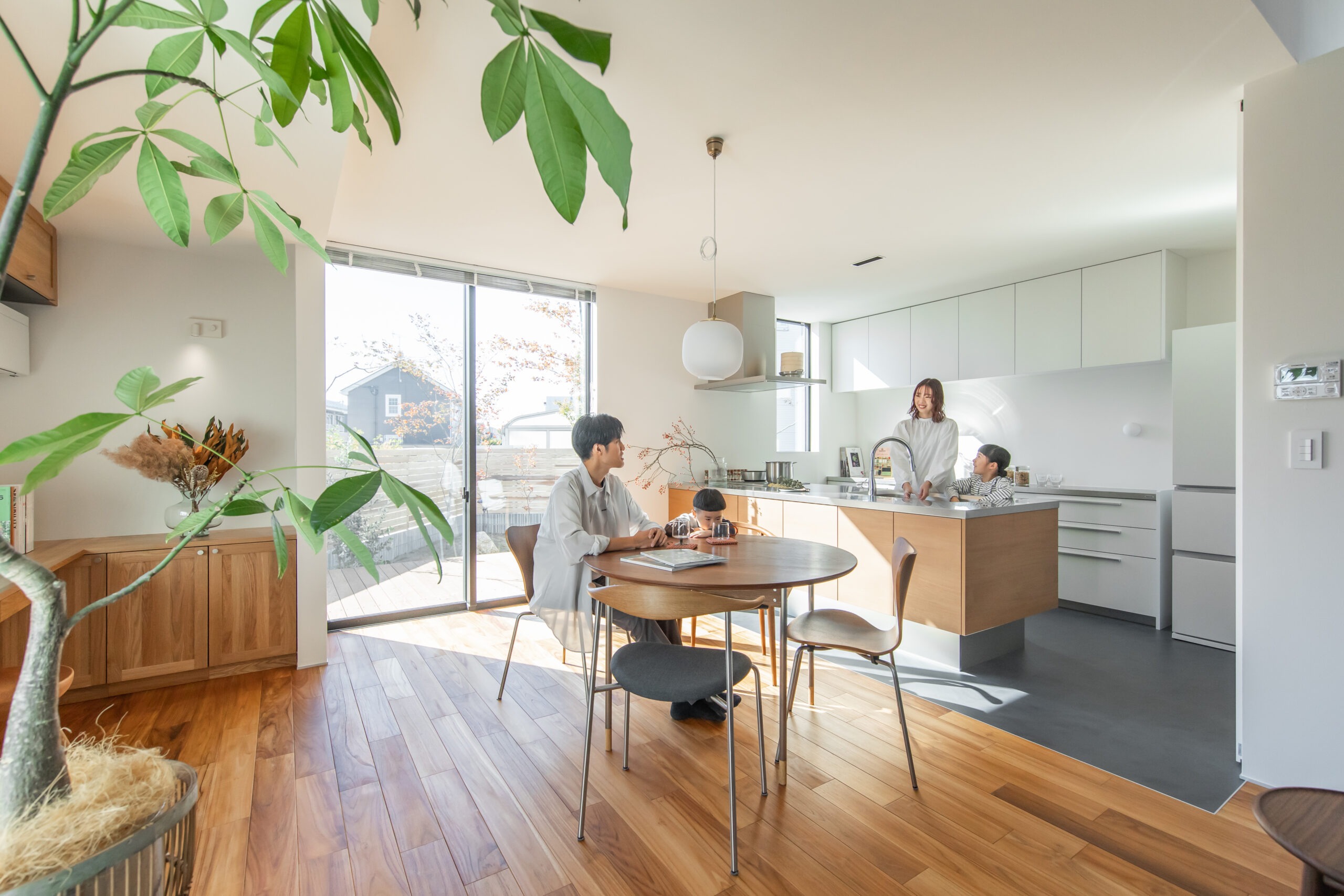 滋賀の平屋住宅で家族が過ごす明るいダイニングと対面キッチン