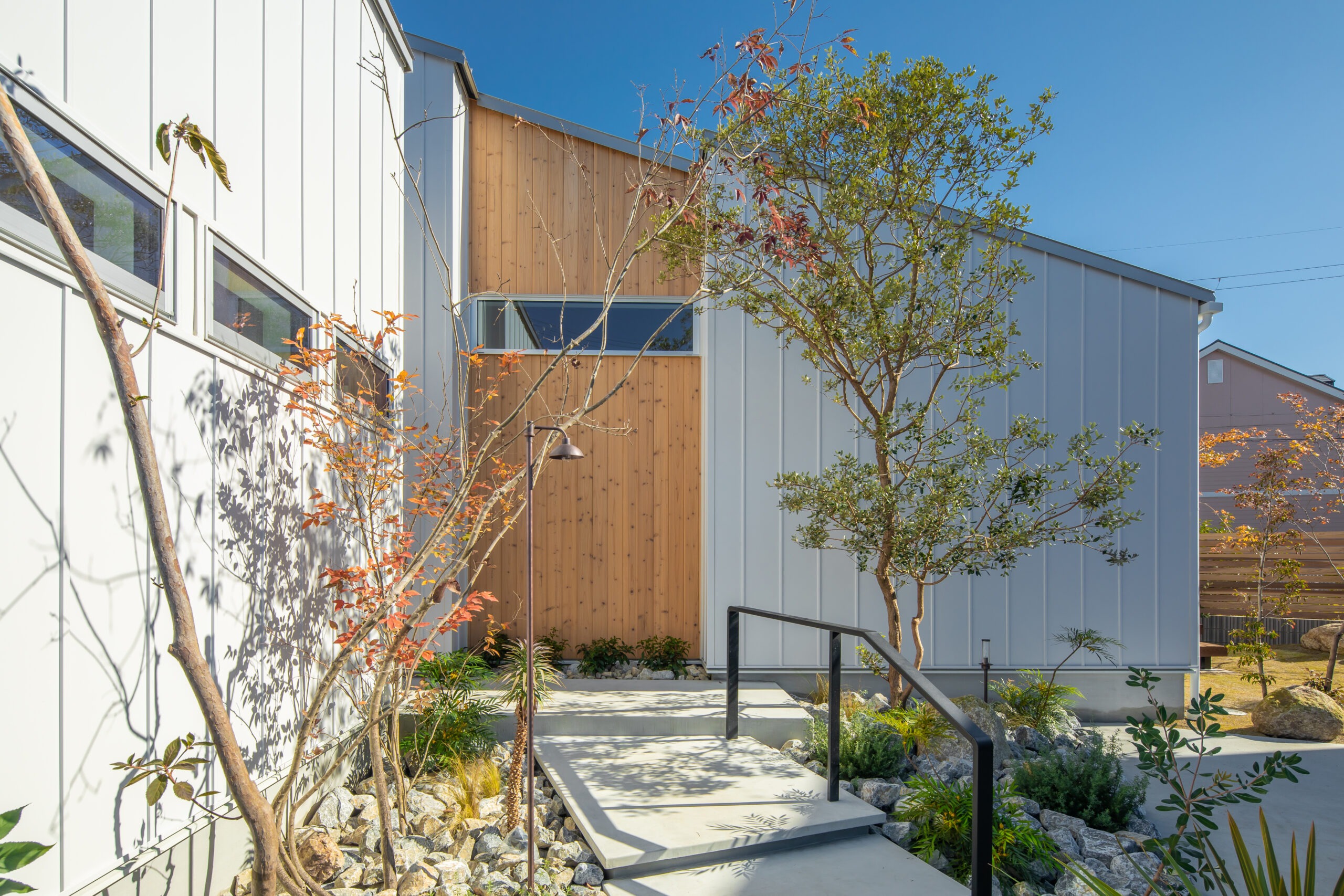 滋賀の平屋住宅の庭とアプローチをつなぐ開放的な外構空間